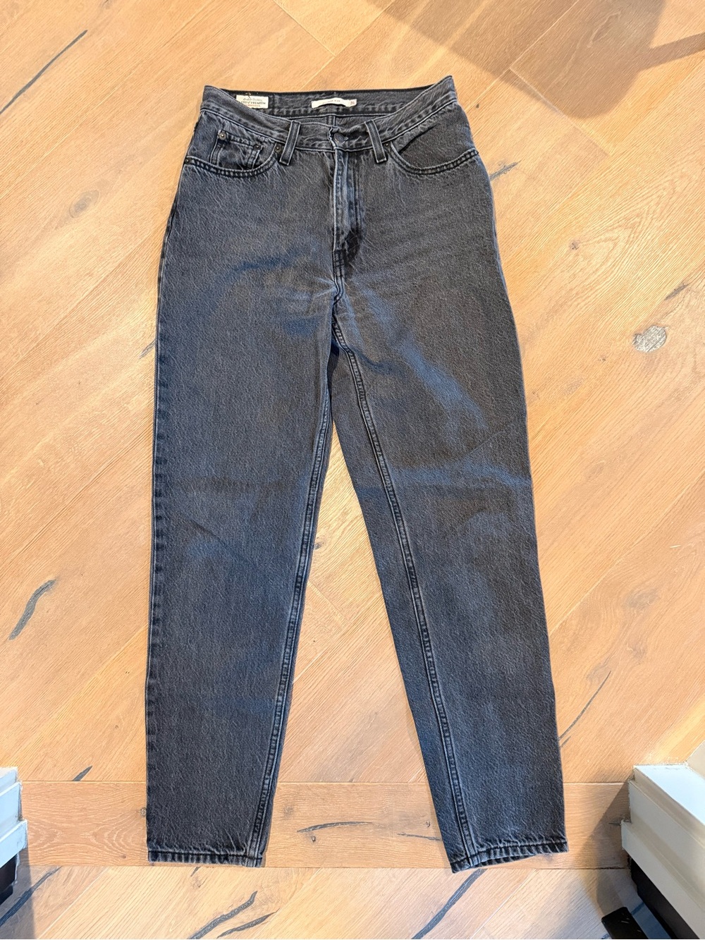 Levis Women's 80s Mom Jeans faded black Relaxed Tapered 26x30 NWT
